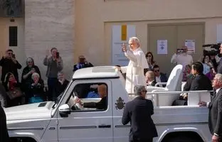  نخستین سواری لئون چهاردهم با «پاپ‌موبیل» + ویدئو