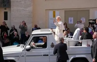  نخستین سواری لئون چهاردهم با «پاپ‌موبیل» + ویدئو