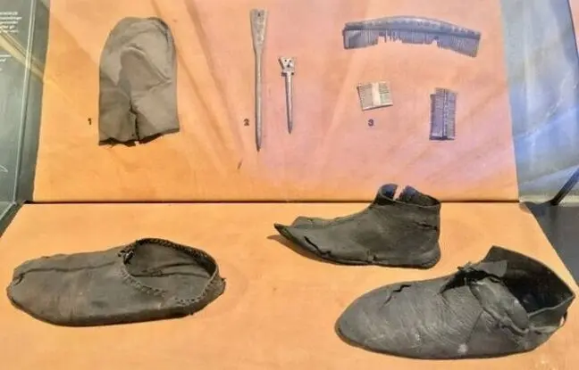 جزئیات کشف ۴۰ جفت کفش کودکانۀ ۷۰۰ ساله 
