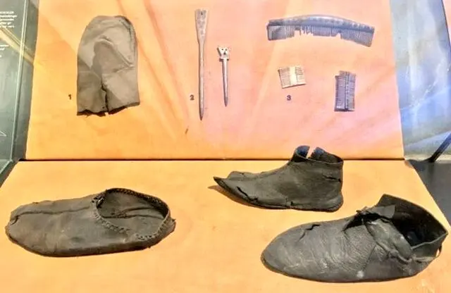 جزئیات کشف ۴۰ جفت کفش کودکانۀ ۷۰۰ ساله 