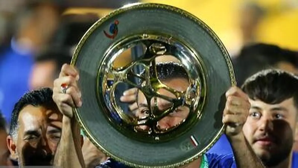  در اقدامی عجیب کاپ قهرمانی جام حذفی سر از سطل آشغال درآورد! + ویدئو