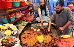  خوشمزه بپزید؛ غذای خیابانی در افغانستان؛ پخت چپلی کباب و ماهی کبابی در جلال آباد + ویدئو