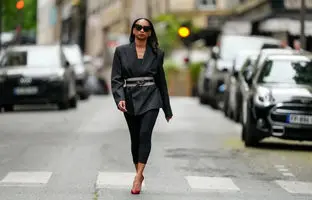 با لگینگ چه بپوشیم که شیک به نظر برسد؟ ۶ استایل‌ برای ست کردن لگ در سال ۱۴۰۴