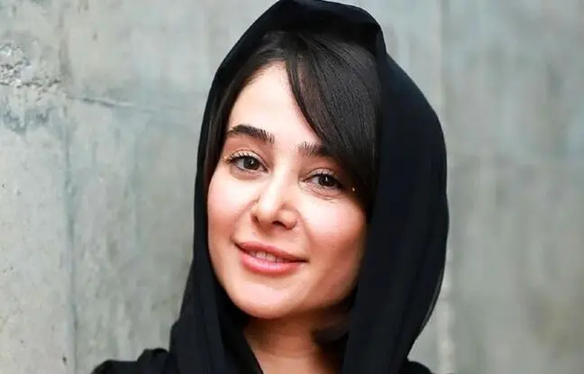 «الناز حبیبی» با تیپ بهاری ویژه به همراه برادرش در یک مراسم خصوصی + تصویر
