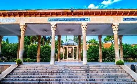 سست شدن ستون های آرامگاه حافظ به خاطر بی‌دقتی