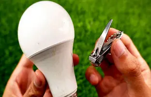 چطور لامپ ال‌ای‌دی(LED) را با ناخن‌گیر تعمیر کنیم? + ویدئو