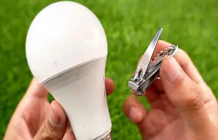 چطور لامپ ال‌ای‌دی(LED) را با ناخن‌گیر تعمیر کنیم? + ویدئو