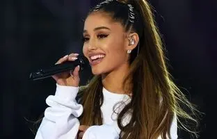 حمایت آریانا گرانده  خواننده و بازیگر زن آمریکایی از استیضاح ترامپ برای حمله به ایران 