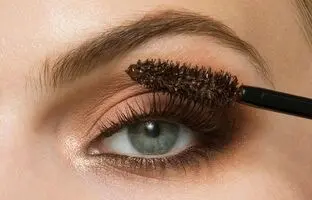 چطور با توجه به رنگ چشم‌ ریمل مناسب انتخاب کنیم؟
