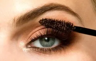 چطور با توجه به رنگ چشم‌ ریمل مناسب انتخاب کنیم؟
