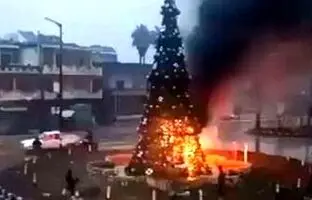 لحظه سوختن درخت کریسمس ۹ متری در چین + ویدئو