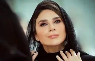 
تصویر زیرخاکی از سحر دولتشاهی در سال ۱۳۸۵
