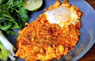 طرز پخت یک املت آلمانی متفاوت با پیاز، گوجه و تخم مرغ + ویدئو