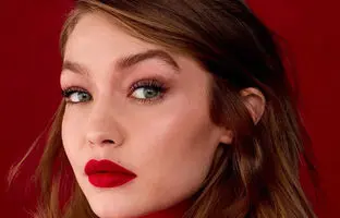 بهترین رنگ‌های رژ لب برای افراد با پوست روشن؛ از قرمز کلاسیک تا صورتی ملایم