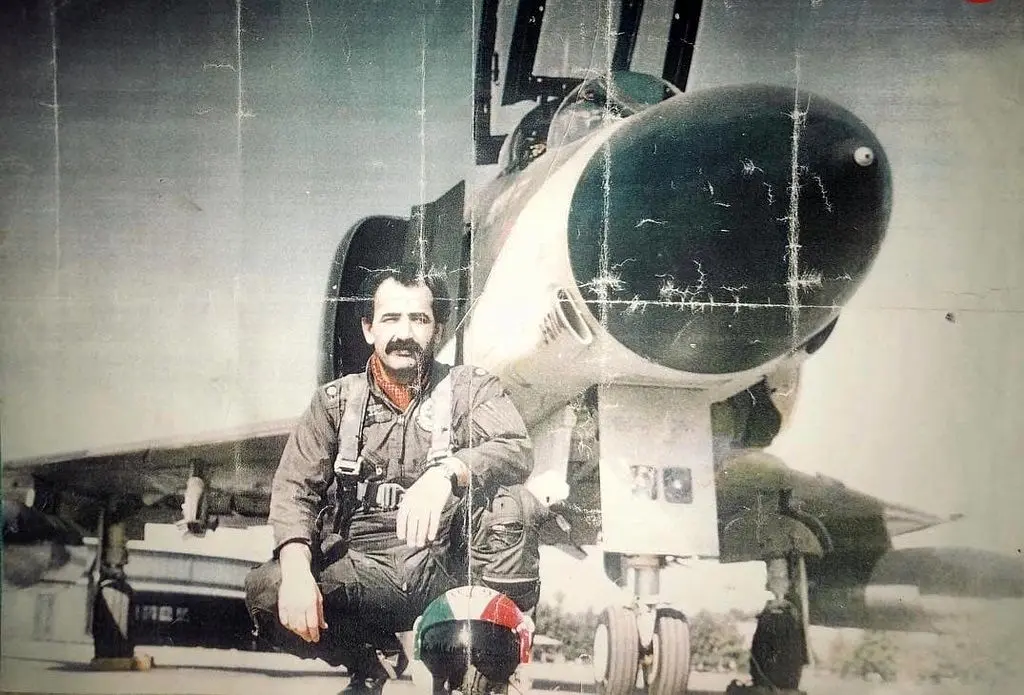 «محمود اسکندری» ماهرترین خلبان فانتوم جهان در کنار جنگنده اش؛ دهه 50
