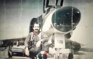 «محمود اسکندری» ماهرترین خلبان فانتوم جهان در کنار جنگنده اش؛ دهه 50
