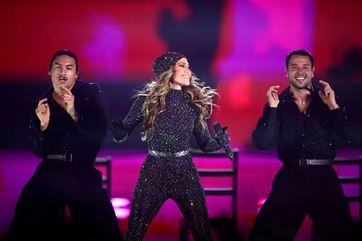 پاپاراتزی خارجی؛ اجرای جنیفر لوپز در مسابقات فرمول یک عربستان با پوشش کاملاً متفاوت