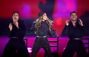 پاپاراتزی خارجی؛ اجرای جنیفر لوپز در مسابقات فرمول یک عربستان با پوشش کاملاً متفاوت