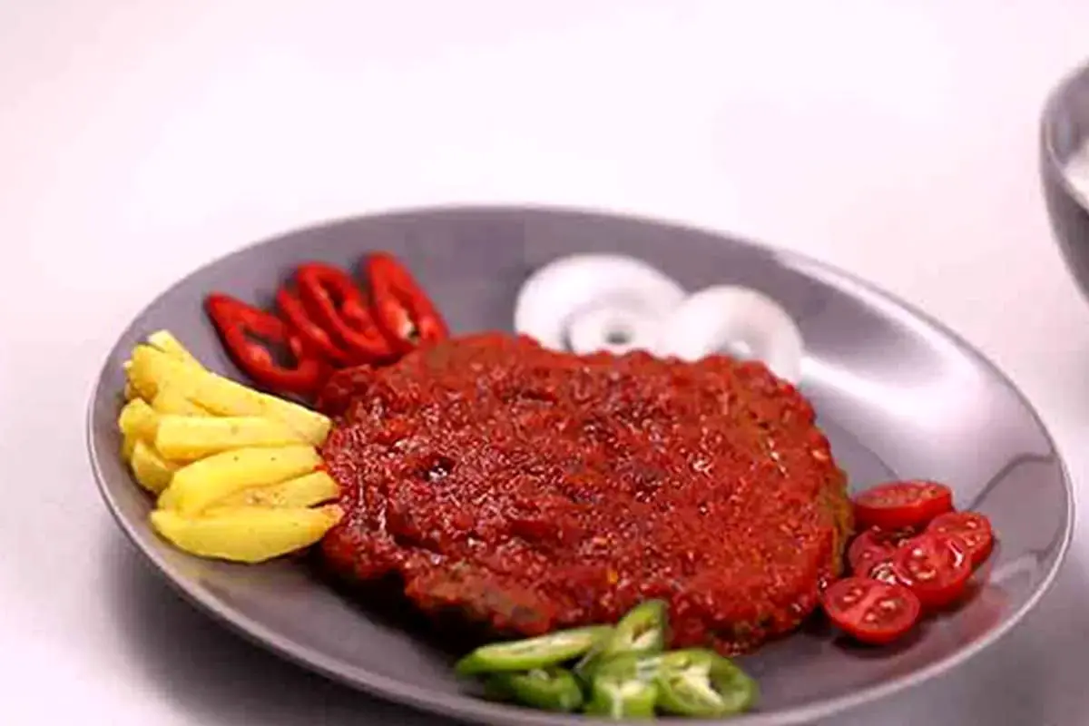  کباب تابه‌ای مرغ با سس آلبالو؛ طعم خاص و خوشمزه 