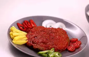  کباب تابه‌ای مرغ با سس آلبالو؛ طعم خاص و خوشمزه 