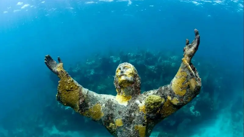 مجسمه حضرت مسیح در کف اقیانوس به یاد برادر از دست رفته / برپایی دوباره مجسمه ۴۵۰ کیلویی + ویدئو