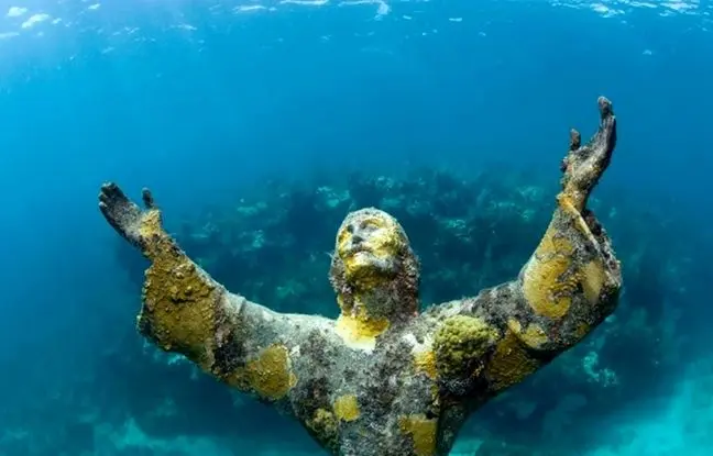 مجسمه حضرت مسیح در کف اقیانوس به یاد برادر از دست رفته / برپایی دوباره مجسمه ۴۵۰ کیلویی + ویدئو