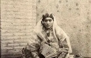 تصویری نادر از زن شپش‌گیر قاجاری؛ بازتابی از باورهای بهداشتی و اجتماعی آن دوران 