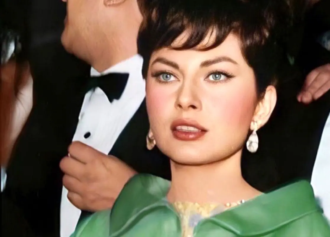 سفر در زمان؛ «محمدرضا پهلوی و ثریا» در حال تماشای مسابقه کشتی دو جوان گیلانی؛ سال 1332 