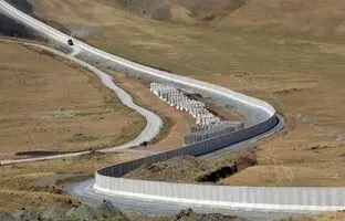 انتشار اولین تصاویر هوایی از دیوار مرزی ایران در شرق کشور + ویدئو