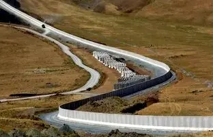 انتشار اولین تصاویر هوایی از دیوار مرزی ایران در شرق کشور + ویدئو