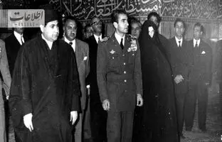 عکس منتشرنشده از محمدرضاشاه و ثریا در حرم امام حسین(ع)