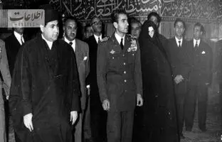 عکس منتشرنشده از محمدرضاشاه و ثریا در حرم امام حسین(ع)