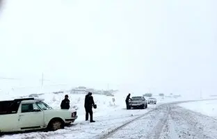  گرفتار شدن خودروها در پی بارش برف و کولاک گردنه الماس + ویدئو