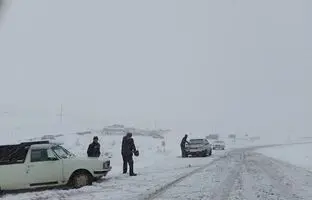  گرفتار شدن خودروها در پی بارش برف و کولاک گردنه الماس + ویدئو