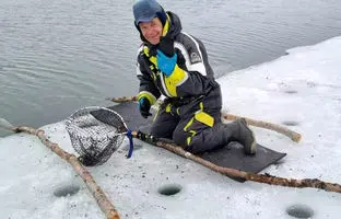 این گلکسی S23 اولترا پس از 5 ساعت ماندن در یک رودخانه یخ‌زده سالم بیرون آمد