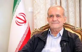  مسعود پزشکیان در پنج‌سالگی، کنار پدر و مادرش