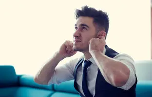 چرا با شنیدن هر صدایی وحشت می‌کنم؟