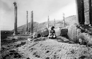 تفنگدار قاجاری در حال نگهبانی از کاخ داریوش در تخت جمشید