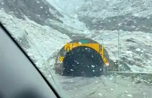 (ویدئو) بارش برف در جاده چالوس