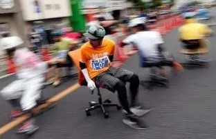 مسابقه عجیب استقامت صندلی‌های اداری در ژاپن + ویدئو