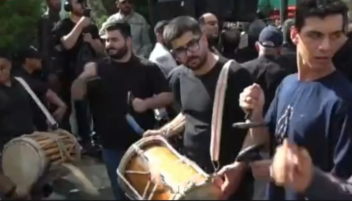 دمام‌زنی در تشییع پیکر سردار شهید حاجی‌زاده در بهشت‌زهرا + ویدئو