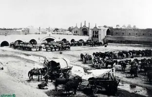 قاطرهای شاه کنار دروازه شهر قم، 140 سال قبل + عکس