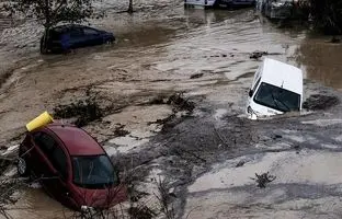  نمایی از ورود سیل به داخل شهر و آبگرفتگی گسترده در میدان پیربازار شهرستان رشت! + ویدئو