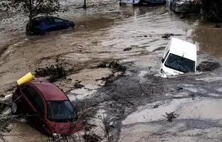  نمایی از ورود سیل به داخل شهر و آبگرفتگی گسترده در میدان پیربازار شهرستان رشت! + ویدئو