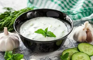 هشدار جدی کارشناس تغذیه: هرگز با غذا ماست نخورید چون... + ویدئو