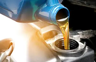 اگر در حین رانندگی متوجه شدیم روغن موتور خودرو کم شده، چه کنیم؟