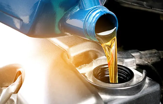 اگر در حین رانندگی متوجه شدیم روغن موتور خودرو کم شده، چه کنیم؟