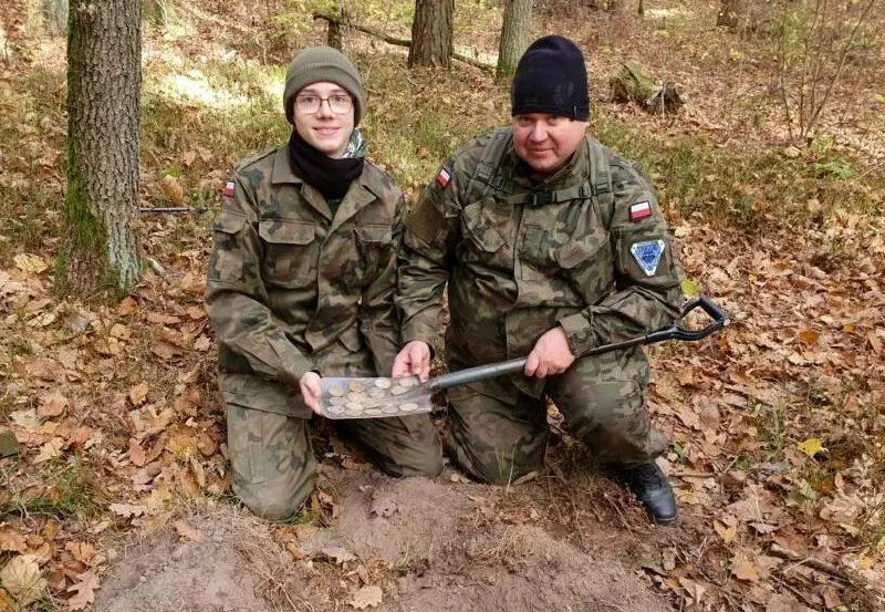 پدر و پسر ماجراجو یک گنجینه 400 ساله را در جنگل کشف کردند + تصاویر