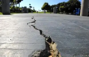 تَرَک خوردن و حرکت عجیب شکاف زمین هنگام زلزله + ویدئو