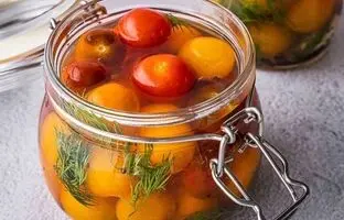 طرز تهیه ترشی گوجه گیلاسی؛ یک چاشنی فوق‌العاده خوشمزه